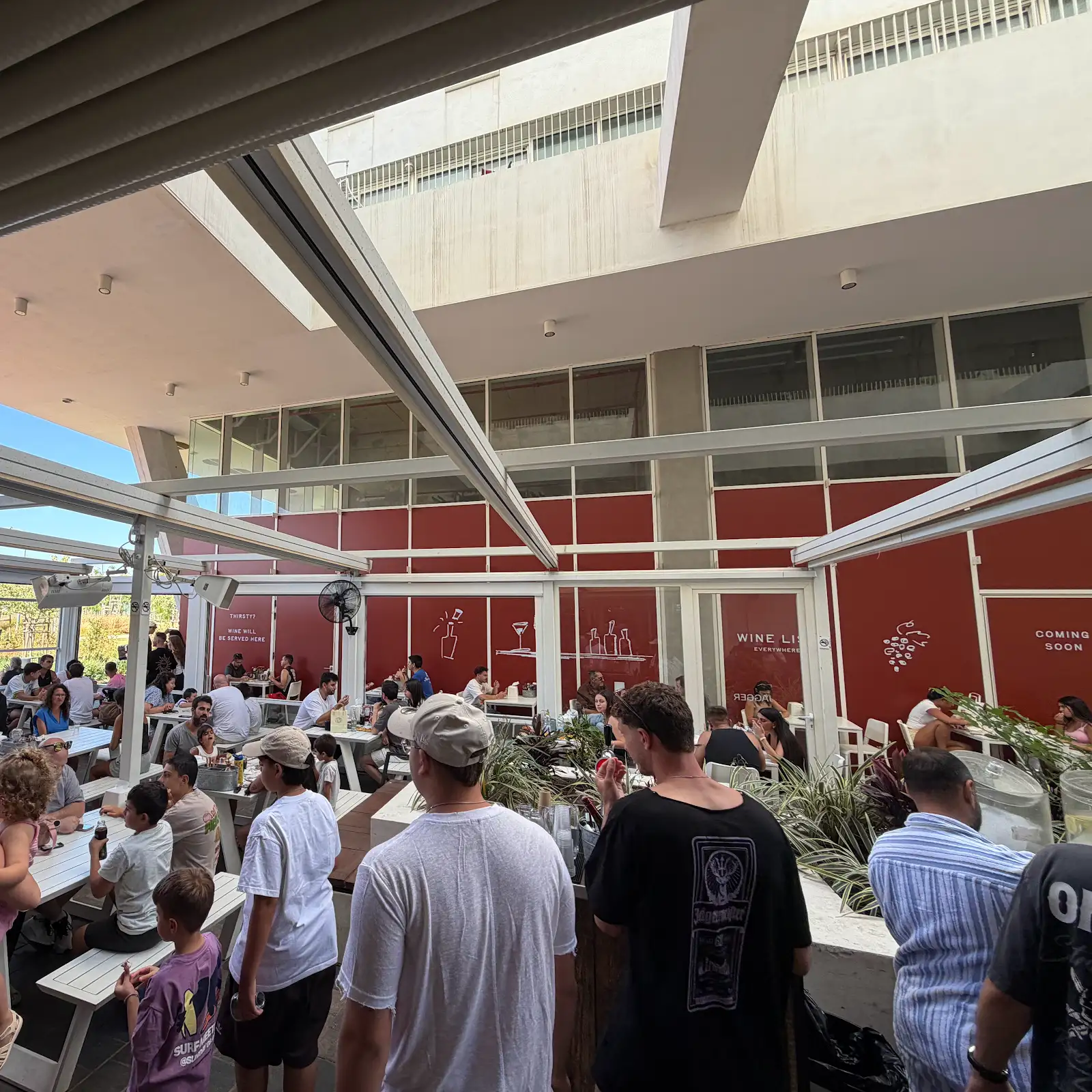 חזית וישיבה חוץ של ג'אגר, פרגולה מוצלת ושולחנות מלאים