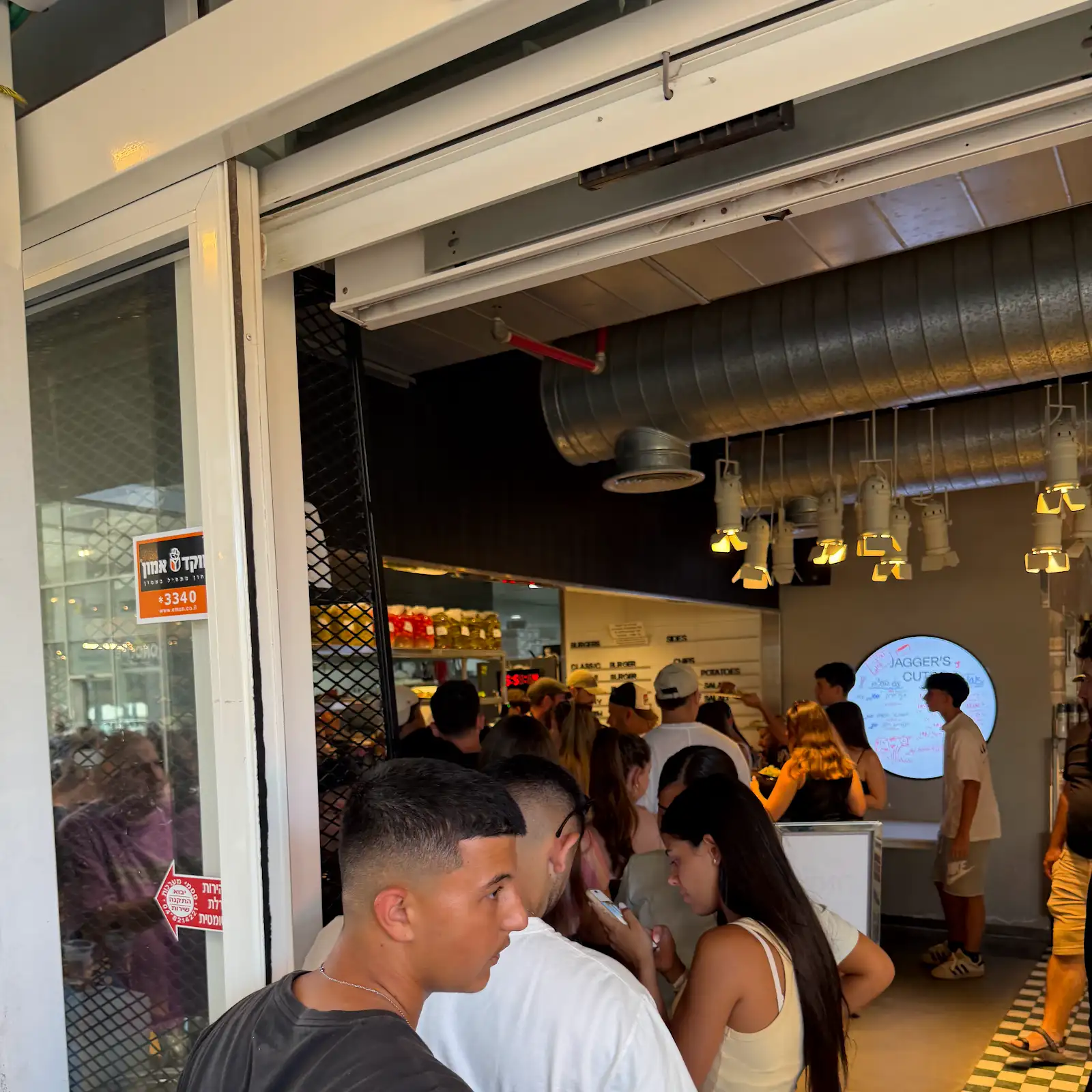 הכניסה הומה האדם לג'אגר, תור ומבט אל המטבח הפתוח